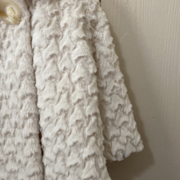 The Children’s Place Off-White Faux Fur Coat and Hat - Picture 7 of 9
